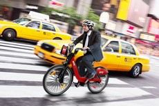 Cyklista na veřejném kole v ulicích New Yorku / FOTO: redakce